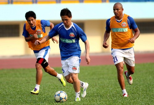 Sau đó, Emil Lê Giang được sắp xếp thi đấu trong một trận đấu tập của Navibank Sài Gòn và anh đã ghi được một bàn thắng.